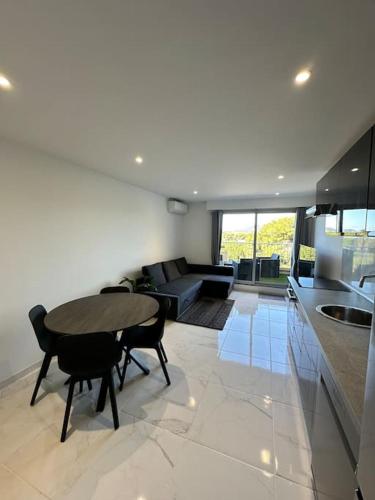 T2 Duplex climatisé et rénové avec terrasses - Hyères Port