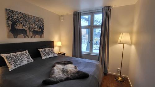 1 dormitorio con cama y ventana en Beautiful lakefront house, en Västerås