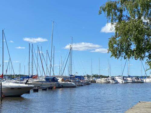 Foto dalla galleria di Beautiful lakefront house a Västerås