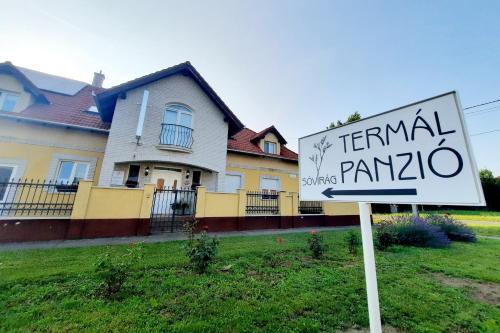 znak na podwórku przed domem w obiekcie Sóvirág Termál Panzió w mieście Hajdúnánás