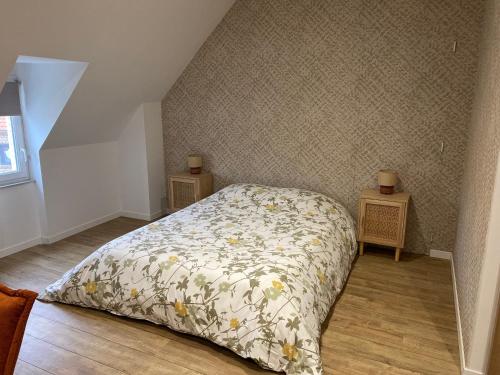 een slaapkamer met een bed en twee nachtkastjes bij La petite Suite de La Jumelle in Aire-sur-la-Lys