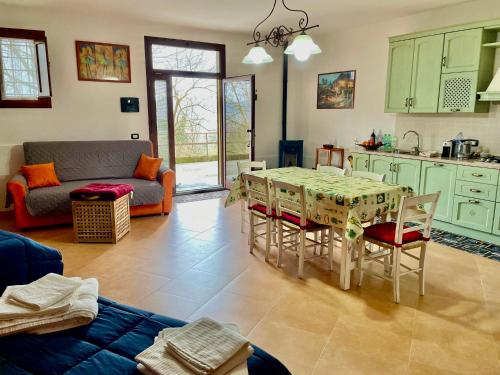a kitchen and living room with a table and chairs at Casa vacanze Il Poggio in Fabro