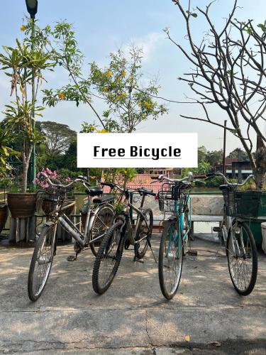 un gruppo di biciclette parcheggiate una accanto all'altra di Ban Heng a Phra Nakhon Si Ayutthaya