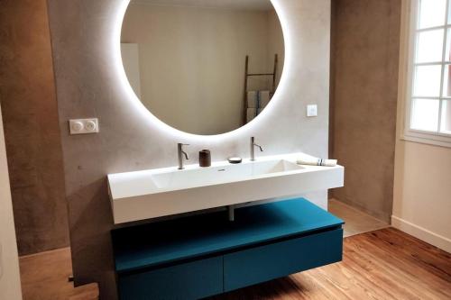 a bathroom with a white sink and a mirror at Unique ! villa piscine/parc arboré centre Bayonne in Bayonne