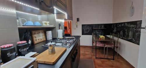 una cucina con piano cottura e piano di lavoro di casa medioevo a Viterbo