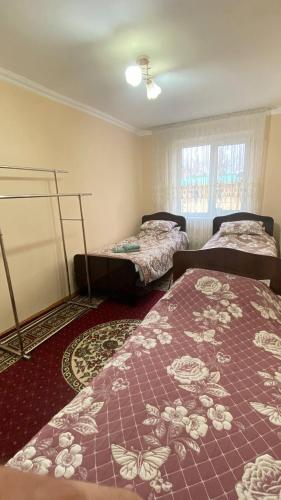 - une chambre avec 2 lits dans l'établissement Apartmen, à Samarcande