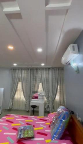 een slaapkamer met een bed met een roze tapijt bij Appartement en diamant in Porto-Novo