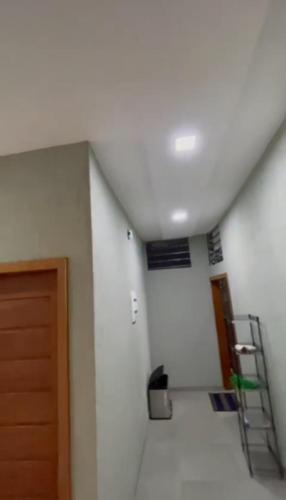 een kamer met een witte muur met een ladder en een plafond bij Appartement en diamant in Porto-Novo