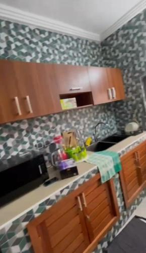 een keuken met een wastafel en een aanrecht bij Appartement en diamant in Porto-Novo
