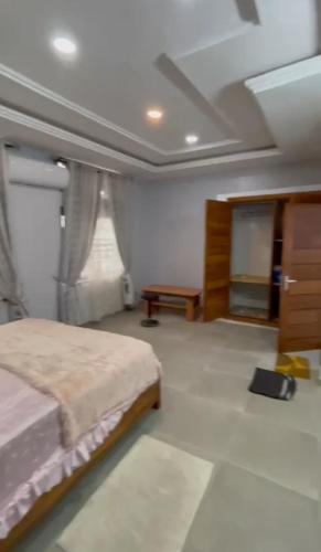 een slaapkamer met een bed en een dressoir bij Appartement en diamant in Porto-Novo
