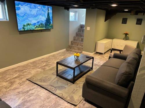 a living room with a couch and a table at Family Friendly Fun Dogtown Cottage Near The Zoo in Benton