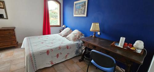 1 dormitorio con 1 cama y escritorio con lámpara en B&B Sita chambres d'hotes en Saint-Cyr-sur-Mer