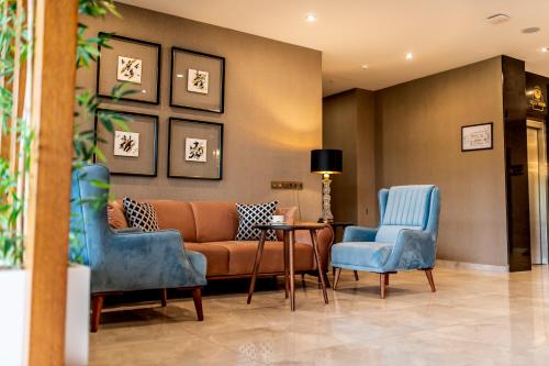 una sala de espera con sofá y 2 sillas en Vela Verde Hotel & SPA, en Yalova