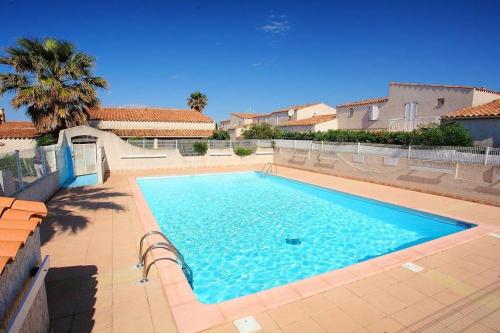 une piscine au milieu d'une cour dans l'établissement HACIENDA BEACH I Jolie villa T4 avec clim piscine Rochelongue Cap d'Agde, au Cap d'Agde