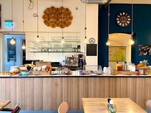a restaurant with a counter and a counter top at Hotel Loskade 45 in Middelburg