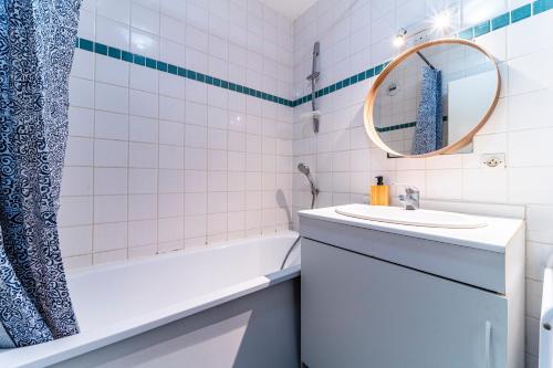 La salle de bains est pourvue d'un lavabo, d'une baignoire et d'un miroir. dans l'établissement T2 avec Terrasse Citadelle, à Lille