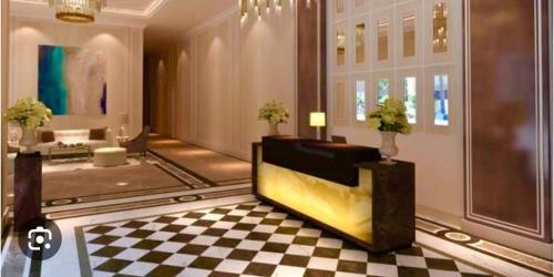 una hall con pavimento a scacchi e un soggiorno di 1 Bedroom Condo unit across Iloilo Convention Center a Città di Iloilo