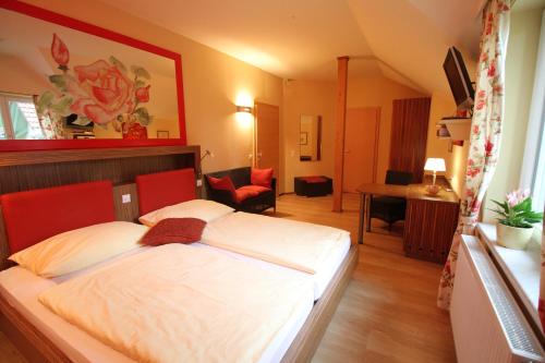 um quarto com uma grande cama branca num quarto em Rosenhotel - Serviced Apartments em Zwentendorf