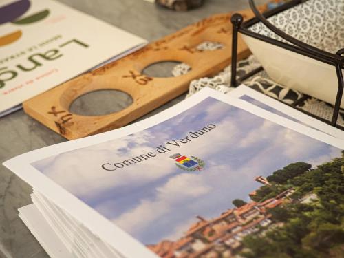 a table with pamphlets and a book on top at Raviola e Tajarin in Verduno