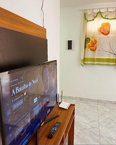 a flat screen tv in a living room at Casa Sertão Xingó in Piranhas