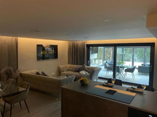 sala de estar con sofás, mesa y sala de estar en Moderne Ferienwohnung in Waldrandlage mit einem Hauch von Luxus en Burgthann