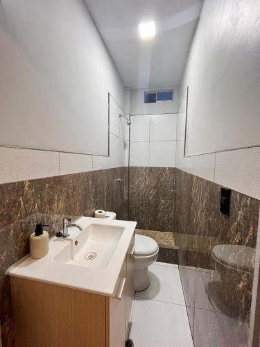 y baño con lavabo y aseo. en Condominio Confortable en Talara