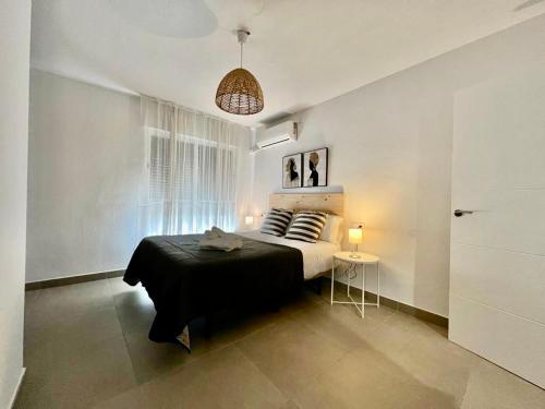 Un dormitorio con una cama y una mesa. en Apartamento Corte Ingles en Córdoba