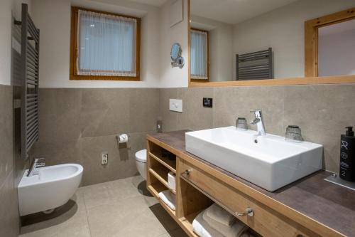 Un baño de Hotel Ravelli Luxury Spa