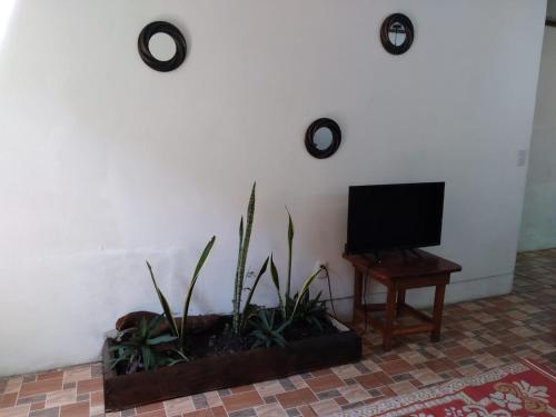 un soggiorno con TV e tavolo con TV di Casa Cristy a Puerto Viejo