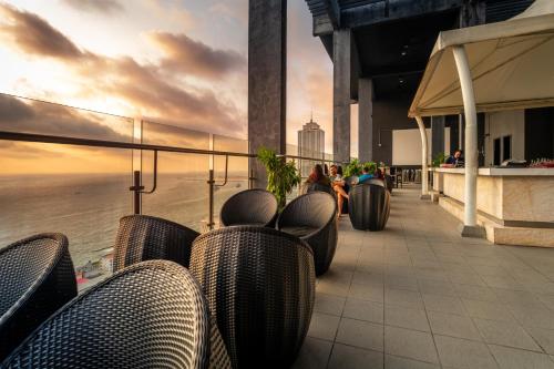 d'un balcon avec des chaises et une vue sur l'océan. dans l'établissement NH Collection Colombo, à Colombo