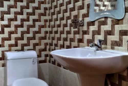 Hotel Aradhya Gange Residency Tapovan Rishikesh - Excellent Service Awarded tesisinde bir banyo