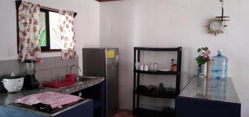una cucina con frigorifero e piano di lavoro di Casa Cristy a Puerto Viejo