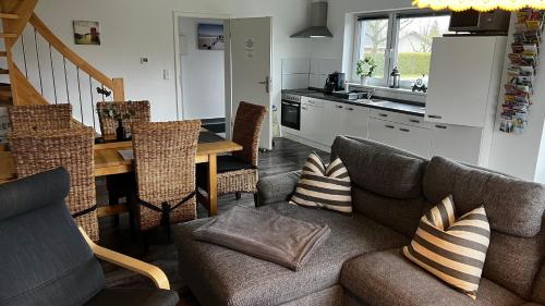 ein Wohnzimmer mit einem Sofa und einer Küche in der Unterkunft Ferienhaus in Walow in Walow