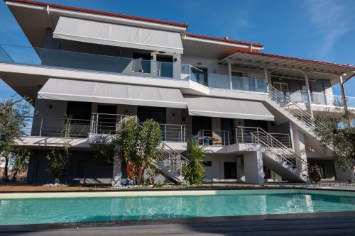 Πισίνα στο ή κοντά στο Berries Luxury Apartments