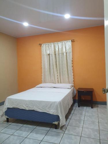 una camera con letto e finestra di Ixoras Guest House a Moyogalpa