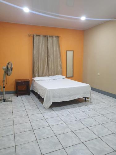 una camera con un grande letto di Ixoras Guest House a Moyogalpa