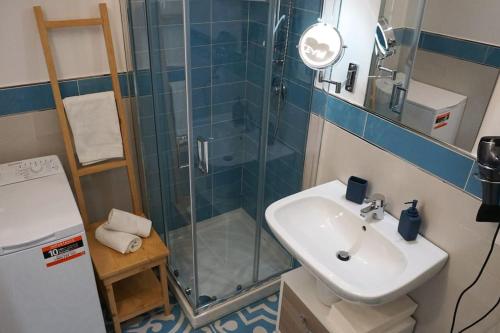 een badkamer met een wastafel en een douche bij Orizzonte Blu apartment - Macari Bay in Macari