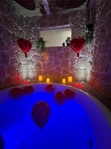 Bazén v ubytování Les Spas de la mer, Suite & Spa, Love room, Plein Cœur du Grau nebo v jeho okolí