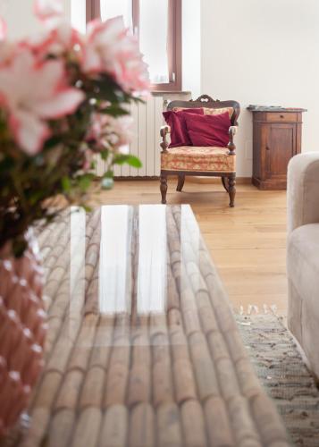 a living room with a couch and a coffee table at Raviola e Tajarin in Verduno