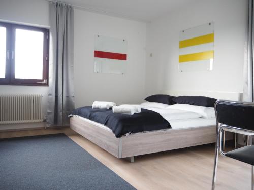 - une chambre avec un lit et une fenêtre dans l'établissement VILLA LANZO Linz, à Linz