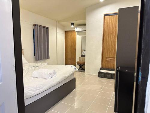 1 dormitorio con 1 cama con sábanas blancas en Chubby 5 Room 5 en Bangkok