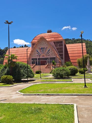 un grande edificio con tetto rosso di Chalé Recanto da Tiriva a Urubici