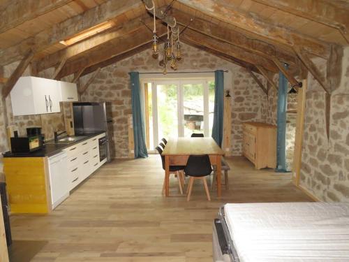 - une cuisine avec une table en bois dans une chambre dans l'établissement Gîte 5 personnes en Ardèche, à Beauvène