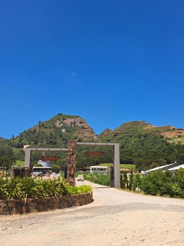 vista su un edificio con una montagna sullo sfondo di Chalé Recanto da Tiriva a Urubici