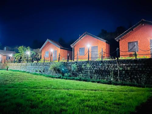 a row of houses in a field at night w obiekcie La Sirena Ambositra w mieście Ambositra