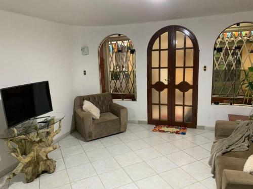 ein Wohnzimmer mit Sofa und Fernseher in der Unterkunft Céntrico y acogedor apartamento in Cajamarca