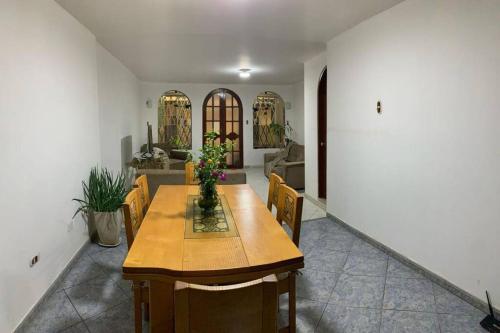 a dining room with a wooden table and chairs at Céntrico y acogedor apartamento in Cajamarca