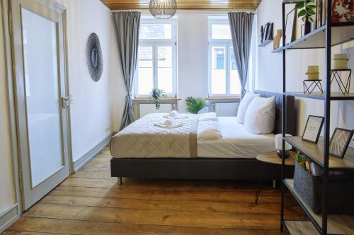 a bedroom with a bed and a window at IDEE Living: Altstadt-Apartment im Herzen d. Pfalz in Neustadt an der Weinstraße