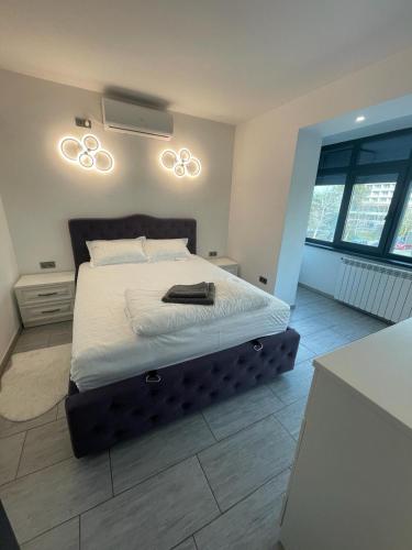 a bedroom with a large bed with white sheets at Apartament Central Tulcea in Tulcea