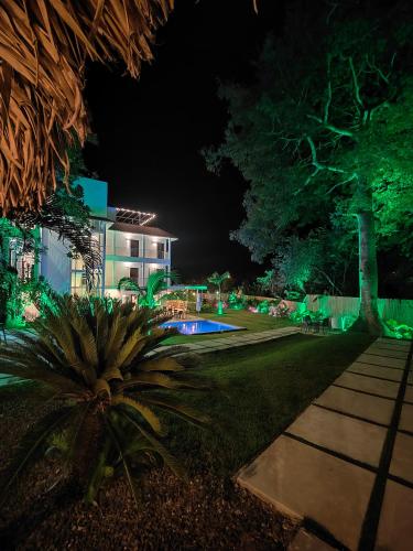 Pedasí TownにあるHotel Pedasí Nature Paradiseの緑の灯る庭のある家